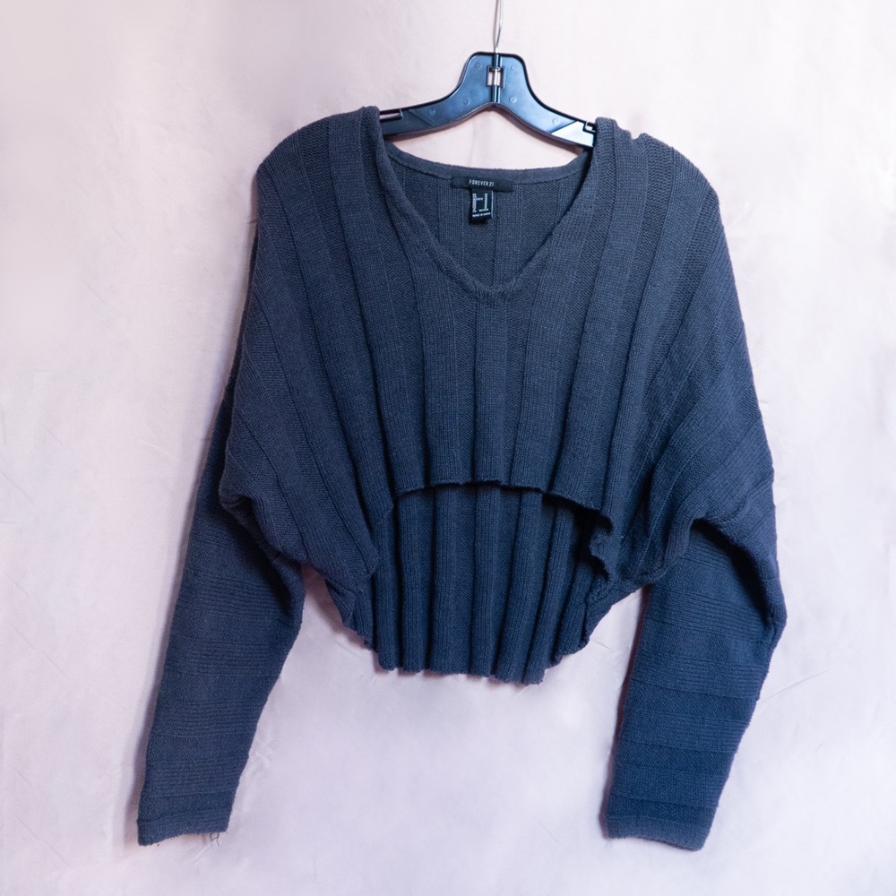 Cropped v-neck ribbed gray sweater